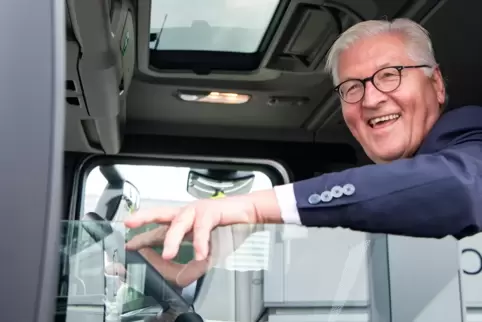 Mit Freude am Lenkrad: Bundespräsident Frank-Walter Steinmeier steuert bei seinem Staatsbesuch in Schweden einen elektrisch betr