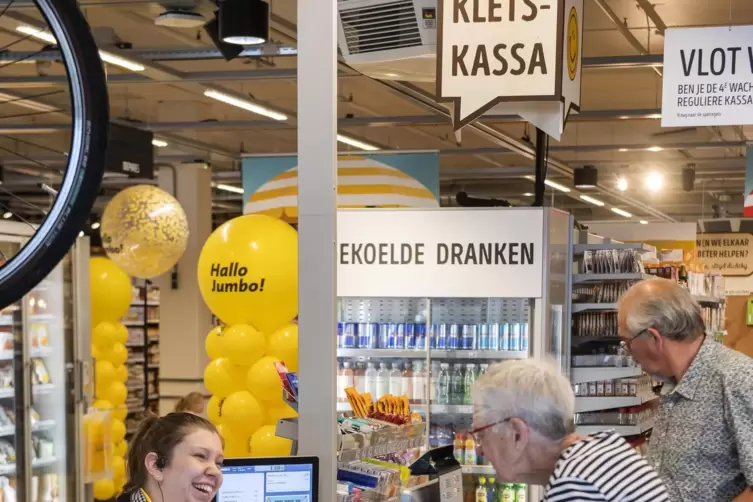 In der niederländischen Stadt Vlijmen können Kunden entspannt mit den Supermarktkassierern schnacken.