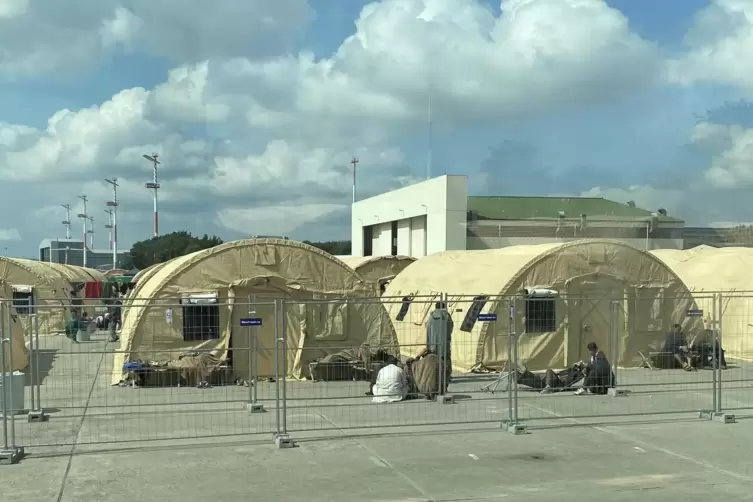 Tausende Afghanen leben seit Wochen in Zelten wie diesen auf dem Vorfeld der Air Base in Ramstein. 