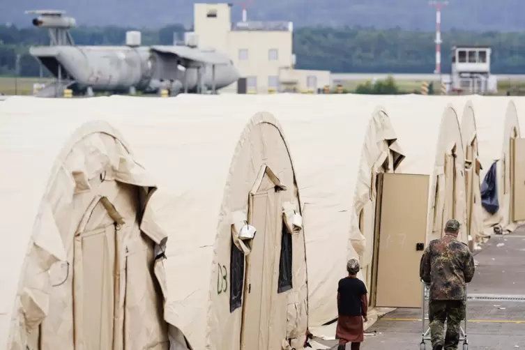Die Zelte auf der Air Base, in der die geflohenen Afghanen untergebracht sind. 
