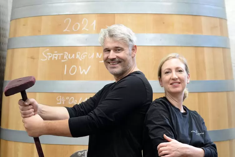 Der Wein reift hier im Holzfass: Eva und Matthias Seyler. 