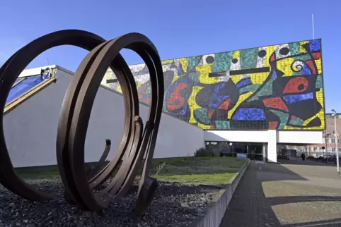 Innen wird gerade intensiv gearbeitet. Hier: das Hack-Museum von außen mit der Miró-Wand.