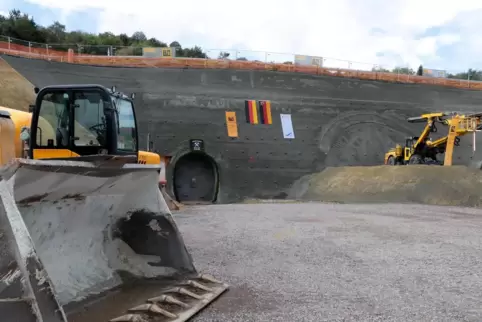 Am Eingang des Rettungsstollens (links) wacht eine Figur der Heiligen Barbara über die Mineure, die sich in den Berg graben werd