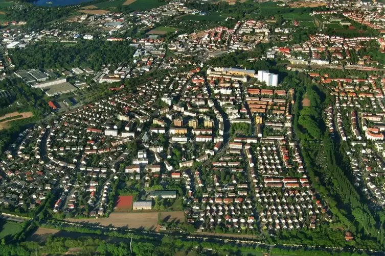 Grünflächen unverzichtbar: Blick auf Speyer mit dem Stadtteil West im Vordergrund.