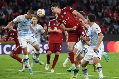  Champions League, Bayern München - Dynamo Kiew: Münchens Robert Lewandowski köpft aufs Tor.