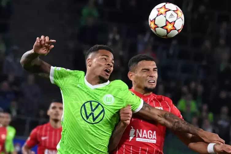 Champions League, VfL Wolfsburg - FC Sevilla: Wolfsburgs Lukas Nmecha (l) und Sevillas Diego Carlos kämpfen um den Ball.