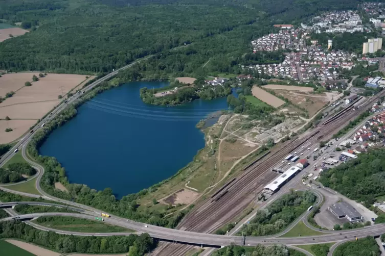 Der Schauffele-See liegt zwischen Bahmhof und Autobahn.
