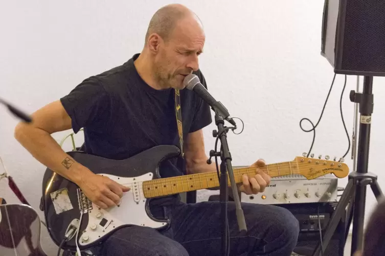 Kritisch, witzig, provokant: Ein-Mann-Band Lutz Drenkwitz pr&auml;sentiert &bdquo;Countrybluespunkrock&ldquo; im Kulturcaf&eacute; AmWebEnd.