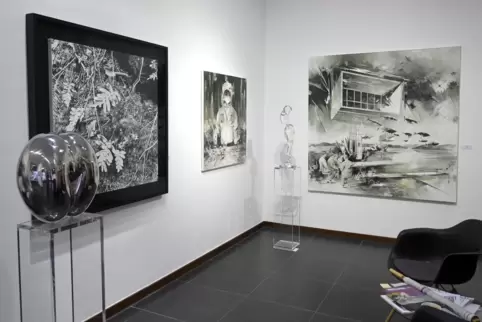 Drei Künstler und ihre Sicht auf die Welt (von links): Plastik von Dreadnought, Wald-Gemälde von Yuichiro Sato und „Utopia“-Bild