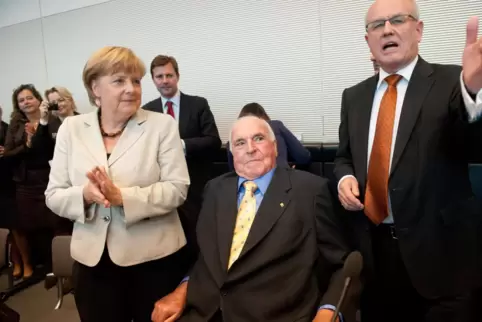 25. September 2012: Helmut Kohl mit Bundeskanzlerin Angela Merkel und dem damaligen Unionsfraktionschef Volker Kauder. Kohl sagt