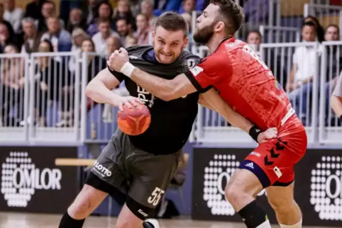 Im Auftaktspiel traf er siebenmal gegen die HSG Völklingen: Alexey Wetz vom TuS Dansenberg II (im schwarzen Trikot).