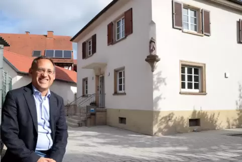 Pfarrer Marco Gabriel vor dem umgebauten alten Pfarrhaus, das am Sonntag besichtigt werden kann. 