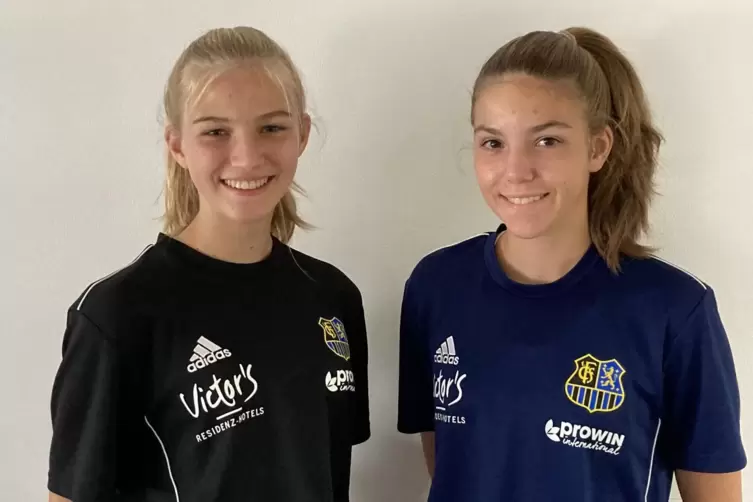Emma (links) und Lena Jentsch haben in Waldmohr das Kicken gelernt, spielen nun beim 1. FC Saarbrücken, teils in der Juniorinnen