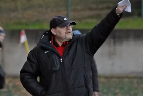 Da geht’s lang in Richtung Aufstiegsrunde: Coach Roland Beck will seine Mannschaft im Heimspiel gegen die FG 08 Mutterstadt sieg