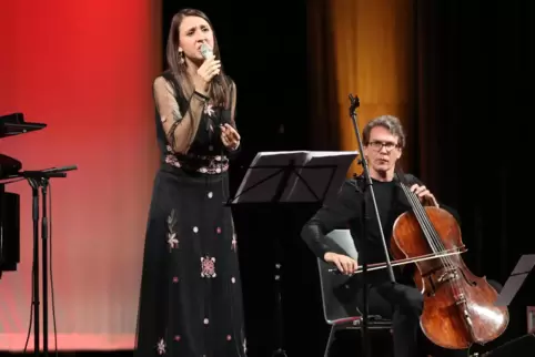 Heimspiel beim „Kulturbeutel“: die aus Speyer kommende Jazz-Sängerin Miriam Ast, hier mit Cellist Jörg Brinkmann, gab schon ihr 