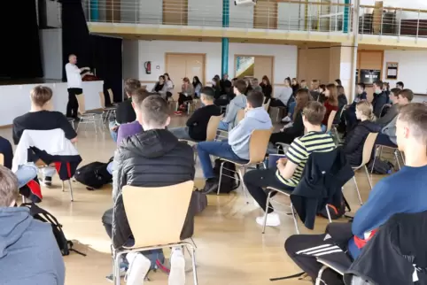 Christoph Sorge traf am Dienstag auf eine sehr interessierte Zuhörerschaft im Wilhelm-Erb-Gymnasium in Winnweiler. 
