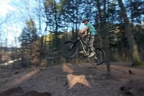Die leicht abschüssige Strecke befahren die Biker mit sogenannten Dirtbikes (Foto) oder mit Mountainbikes. 