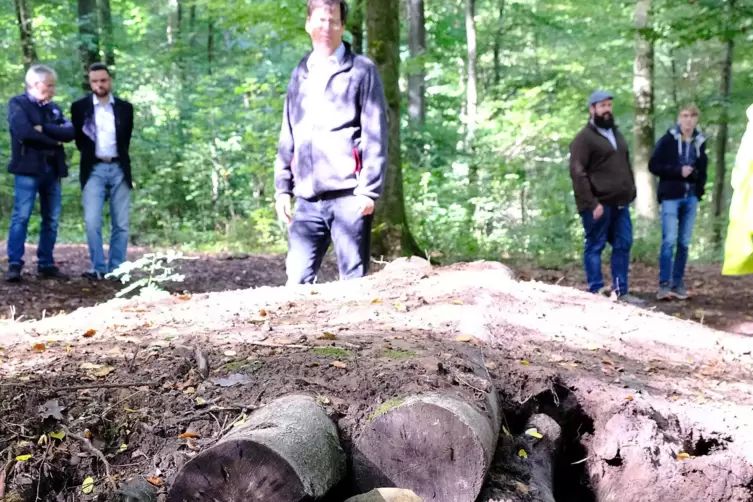 Dass in der Strecke viel Arbeit und Ideen stecken, r&auml;umte auch OB Wosnitza (vorne) ein. 