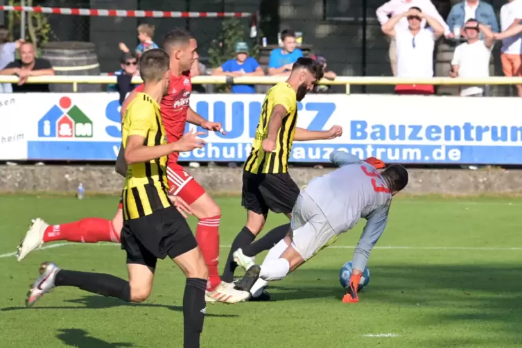 Torgefährlich: Tolga Barin (Mitte in Gelb) umkurvt Diefflens Torwart Jeremy Santos und trifft zum 3:0.