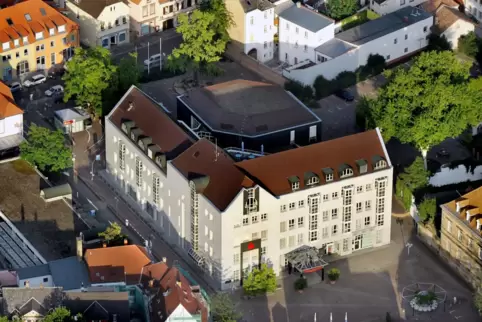 Auf einer 8700 Quadratmeter großen Fläche zwischen Wormser und Armbruststraße: Sparkassen-Hauptstelle. Auf einer 8700 Quadratmeter großen Fläche zwischen Wormser und Armbruststraße: Sparkassen-Hauptstelle.