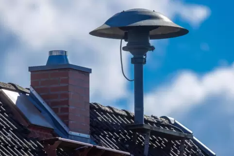 Sirenen für Katastrophenalarm können auf einem Hausdach montiert sein. 