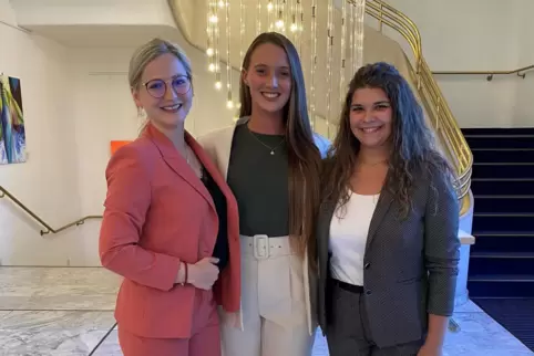 Am Mittwochabend im Saalbaul in Neustadt vor der Fachbefragung (von links): Laura Wessa, Sabina Kobek und Sophia Hanke.