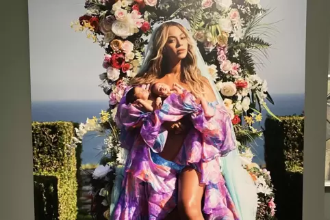 Inszeniert wie auf einen Renaissance-Gemälde: Popstar Beyoncemit Zwillingen. Inszeniert wie auf einen Renaissance-Gemälde: Popstar Beyoncemit Zwillingen.