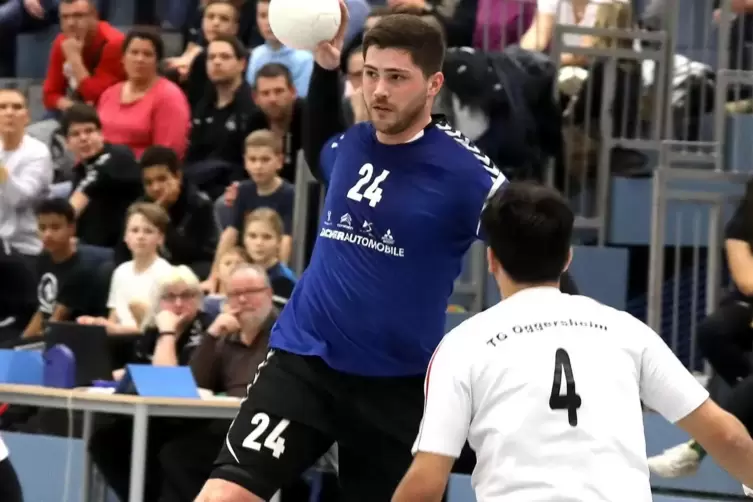 Lukas Gerstle (in Blau) coacht die HSG Landau/Land zusammen mit Christian Kopp. 