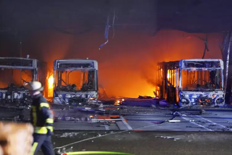Die ausgebrannten Busse in Stuttgart.