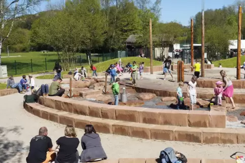 Der Kiosk im Freizeitgebiet liegt hinter dem Wasserspielplatz. 