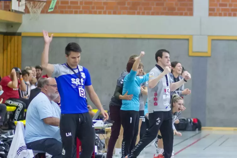 Ausgleich in letzter Sekunde: Während Wellings Trainer Lukas Hürter (in Blau) im ersten Spiel enttäuscht die Auszeit-Karte wegwa