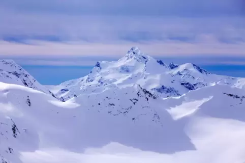 Der Elbrus im Kaukasus ist 5642 Meter hoch. 