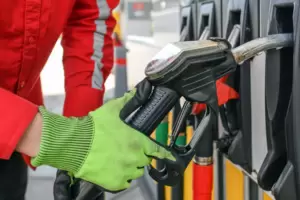 Ein paar grundsätzliche Spar-Tipps für den Kraftstoffverbrauch vom Auto Club Europa (ACE) können helfen, an der Tankstelle ein w