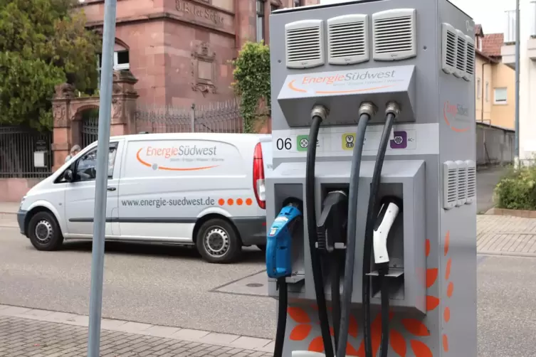 Die Ladesäulen lagen über Wochen still, hier vor dem Gebäude von Energie Südwest. 