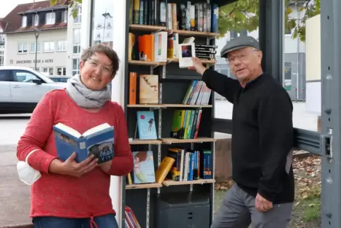 Büchereileiterin Heilwig Dietrich und Peter Riedel vom Ehrenamtsprojekt „Eine-Stunde-Zeit“ an der neuen Bücherzelle.