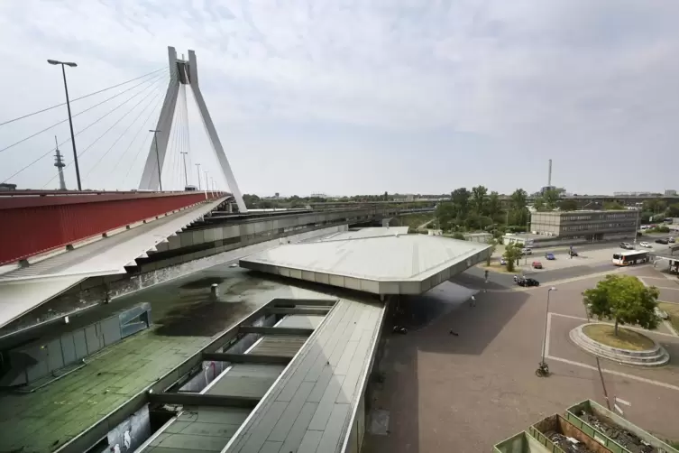 Mittlerweile &uuml;berdimensioniert: der Hauptbahnhof Ludwigshafen. 