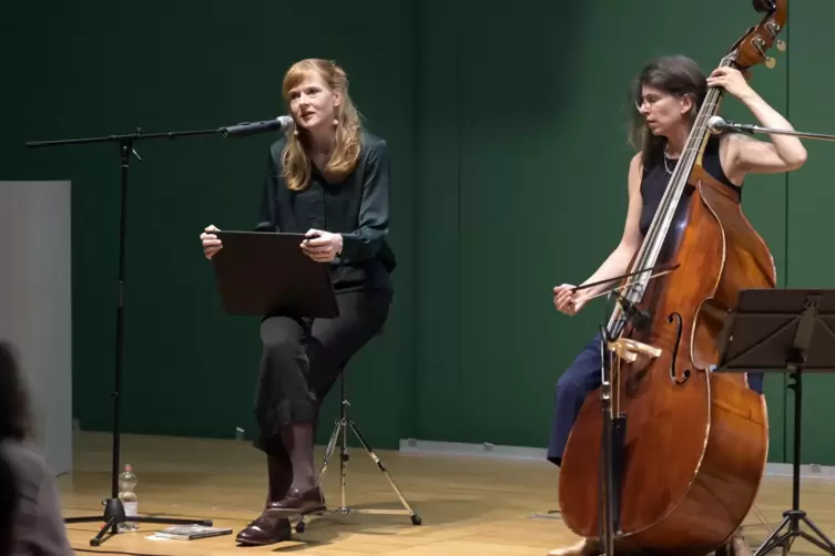 Rhythmik der Sprache: Anja Kampmann, begleitet von der Kontrabassistin Sophia Scheifler, in Mannheim. 