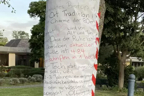 Ihre Forderungen haben die Teichretter an einen Baum geheftet.