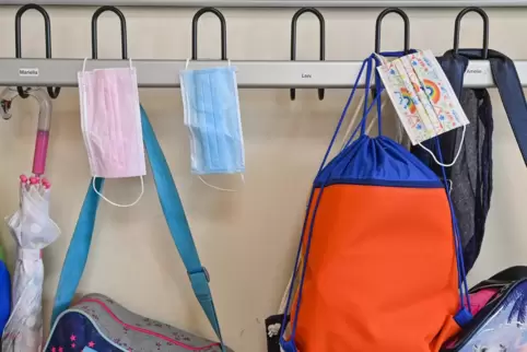 Können ab 18. Oktober wieder öfter an den Haken: Mund-Nasen-Masken in der Schule. 