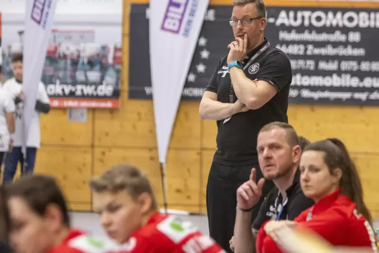 „Wir sind ganz sicher der klare Außenseiter“ sagt Trainer Kai Schumann (stehend) vor dem ersten Heimspiel der VTZ Saarpfalz am S