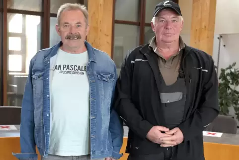 Die Platzwarte sind noch da, wenn der letzte Zuschauer den Mutterstadter Sportpark verlässt. Auf Mario und Wilhelm Neumann ist V