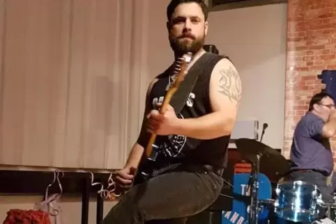 Thomas Müller steht mit den Schnorreswacklern auf der Bühne. Sie parodieren die Originalmusiker zur Playback-Musik.
