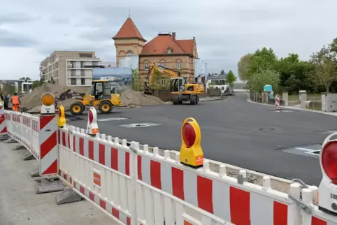 Großprojekt: Straßenumbau vor der früheren Erlus-Villa. Großprojekt: Straßenumbau vor der früheren Erlus-Villa.