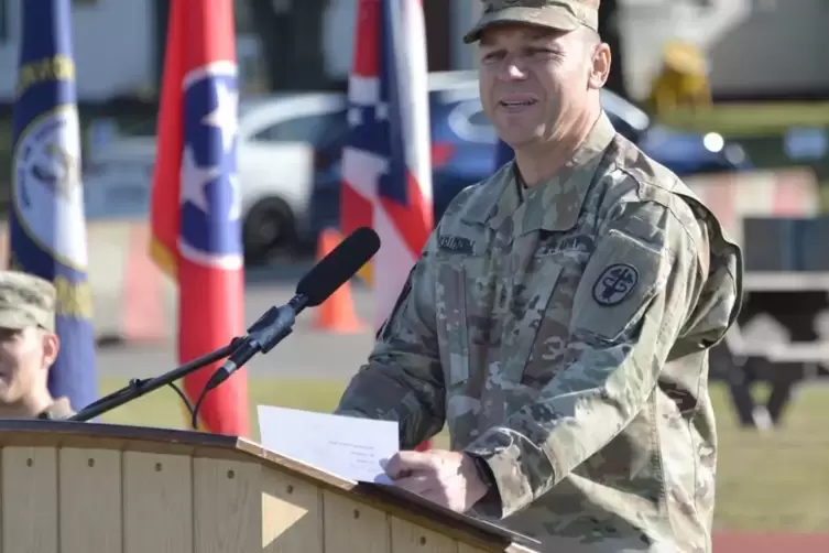 Command Sergeant Major Kyle S. Brunell vom U.S. Army Regional Health Command-Europe, Sembach, sprach gestern bei einer Abschieds