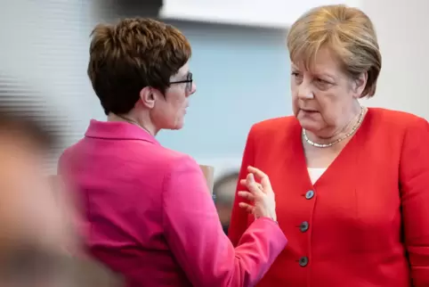 Die Wunschnachfolgerin nicht weiter unterstützt: Angela Merkel mit Annegret Kramp-Karrenbauer.
