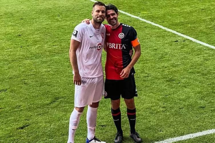Niklas Tasky (links) und Sascha Mockenhaupt freuen sich über ihr Wiedersehen in der Dritten Liga beim Spiel Wiesbaden - Havelse.