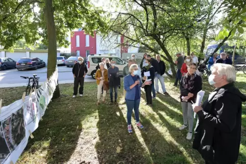 Auf der Fläche im Kastanienweg: hier Diskussion von Oberbürgermeisterin Stefanie Seiler mit Karl-Heinz Erny (rechts) von der Bür Auf der Fläche im Kastanienweg: hier Diskussion von Oberbürgermeisterin Stefanie Seiler mit Karl-Heinz Erny (rechts) von der Bür
