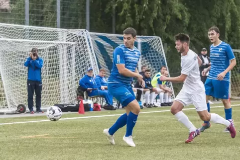 Seine Mannschaft sorgt in der A-Klasse und im Verbandspokal für Furore: Jonas Jung , der Spielertrainer des FV Ramstein (im weiß