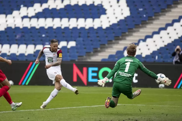 Tore, Tore, ToreMike Wunderlich erzielt das 3:0 für den FCK. 