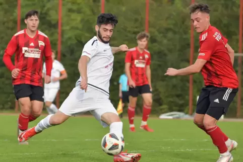 Mechtersheims Siegtor in der Nachspielzeit: Mert Özkaya (in Weiß) schießt, der Völklingens Fabian Scheffer kann’s nicht verhinde